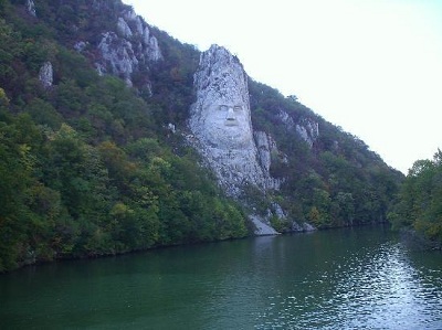 Geležiniai vartai ir karaliaus statula